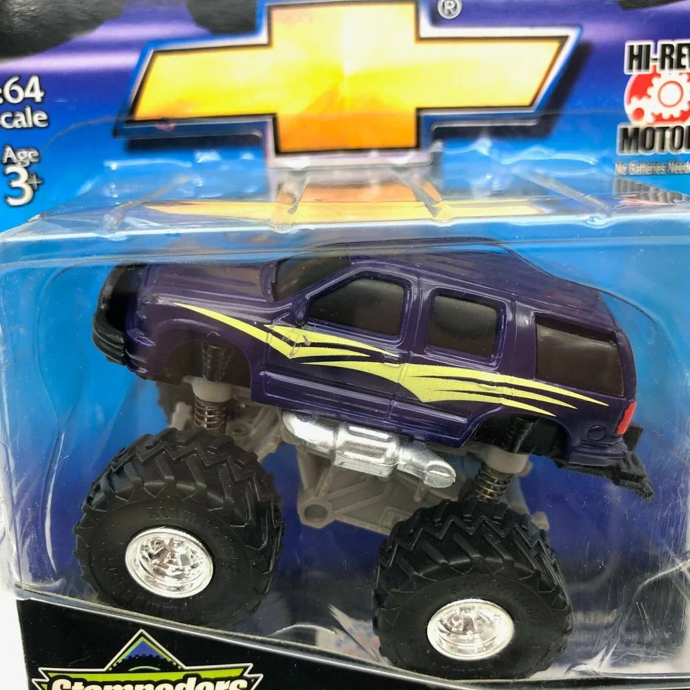Muscle Machines HI-REV Motor Chevrolet Chevy Tahoe‎ Lifted 4x4 SUV Purple 1/64